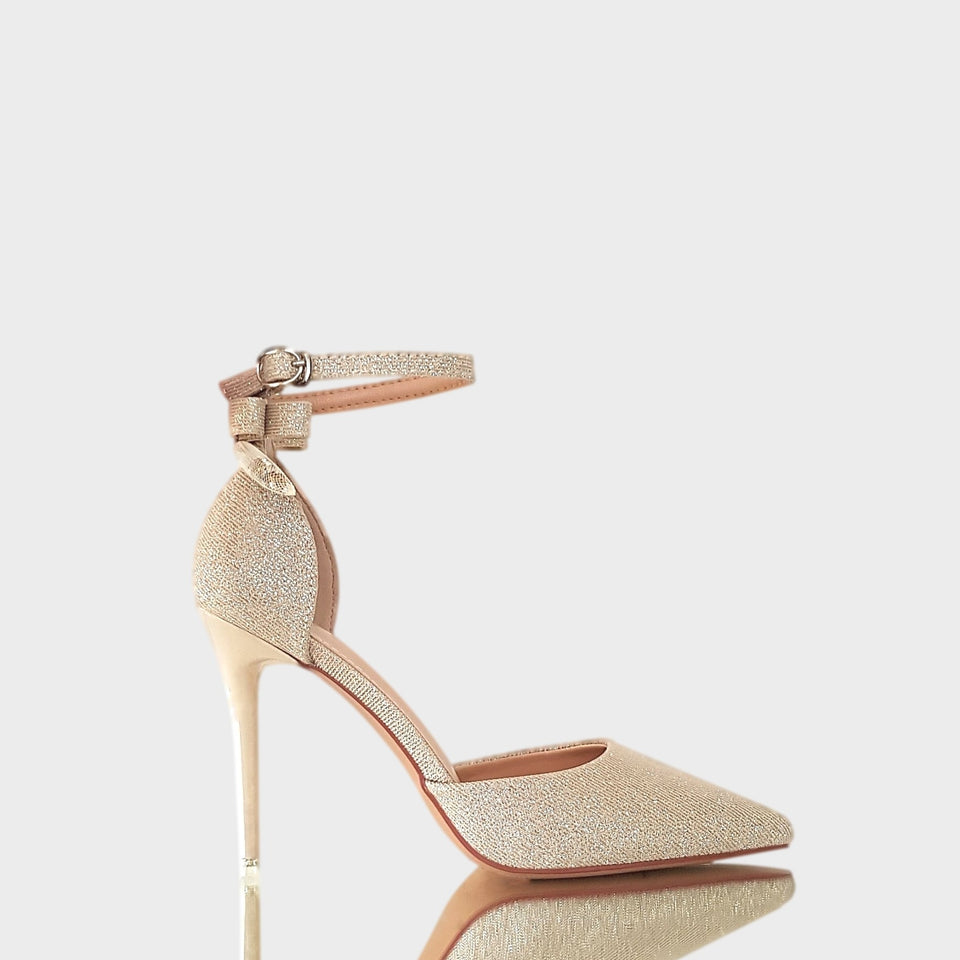 La chica de los stilettos Stilettos Samy Beige en Cuero PU con Acabado Brillante Moño en el Talón Pulsera al Tobillo y Taco Acrílico Beige de 10 cm 